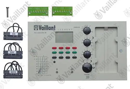 Vaillant elektronischer Regler mit Tastenfeld, Anzeige und mehreren Anschlussklemmen, einschließlich Kennzeichnungen für BB, BW und BBW. Zubehörteile ebenfalls abgebildet.